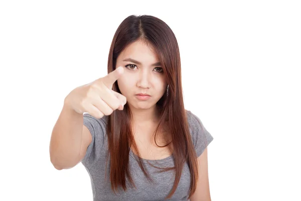 Jonge Aziatische vrouw heel boos punt naar camera — Stockfoto