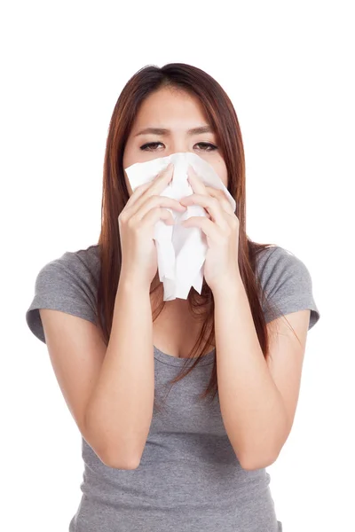 Doente Jovem Asiática mulher usando um papel tissue — Fotografia de Stock