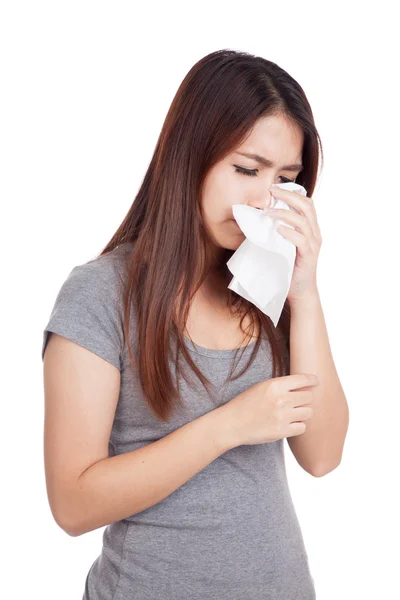 Triste jeune asiatique femme pleurer à l'aide d'un papier de soie — Photo