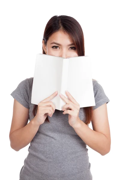 Jonge Aziatische vrouw met een boek over haar mond — Stockfoto