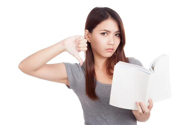 Jonge Aziatische vrouw duim omlaag met een boek — Stockfoto