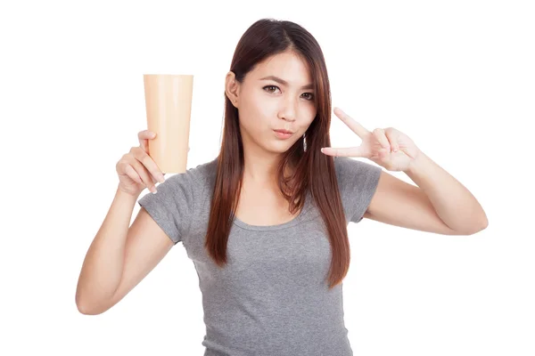 Jeune asiatique femme montrer V signe avec grand verre en plastique — Photo