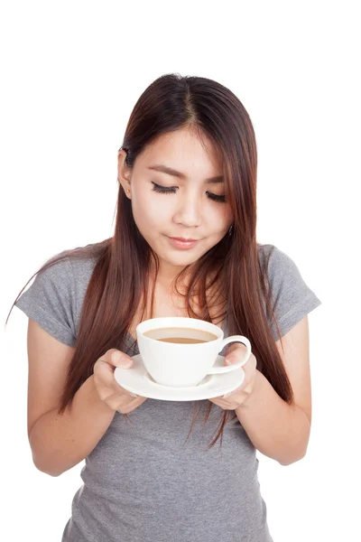 Ung asiatisk kvinna luktar kaffe i en kopp — Stockfoto