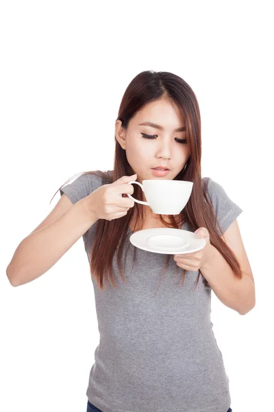 Молодая азиатка пьет кофе — стоковое фото