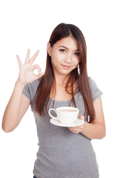 Ung asiatisk kvinna Visa Ok med fika — Stockfoto