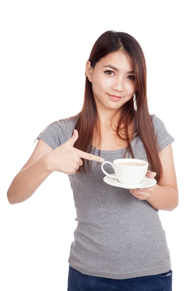 Junge asiatische Frau zeigt auf eine Tasse Kaffee — Stockfoto