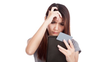 Boş kartı ve tablet Pc ile ciddi Asyalı kadın