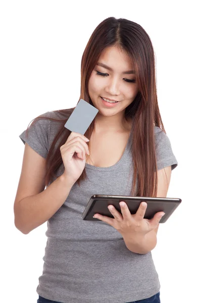 Mujer asiática joven con tarjeta en blanco y tableta PC — Foto de Stock