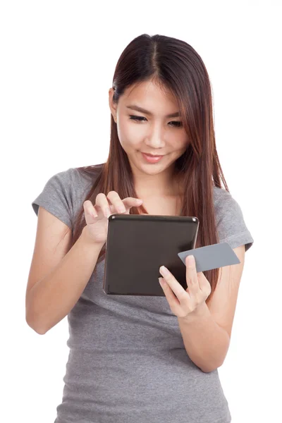 年轻的亚裔女子和空白卡和平板电脑 — 图库照片