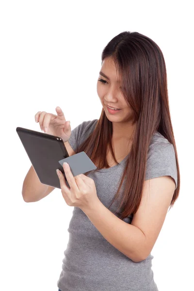 Mujer asiática joven con tarjeta en blanco y tableta PC — Foto de Stock