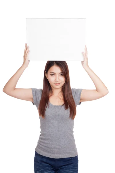 Jonge Aziatische vrouw houden leeg teken over haar hoofd — Stockfoto