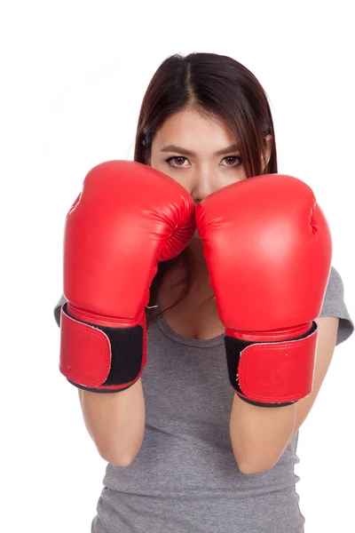 Jovem mulher asiática com luva de boxe vermelho — Fotografia de Stock