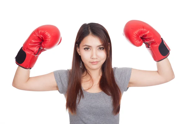 Ung asiatisk kvinna med röda boxning handske — Stockfoto