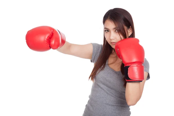 Giovane donna asiatica con guanto da boxe rosso — Foto Stock