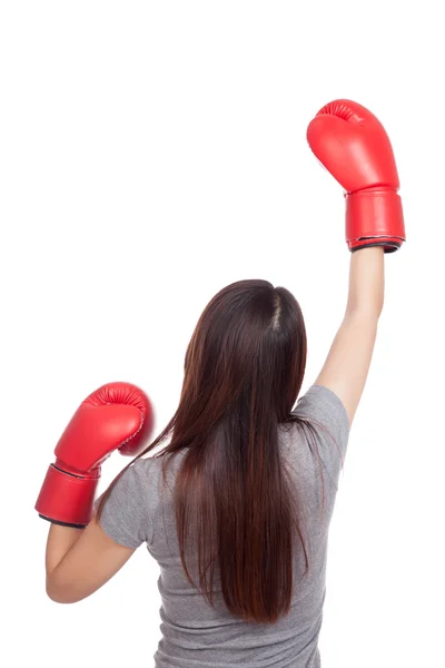 Giovane donna asiatica con guanto da boxe rosso — Foto Stock