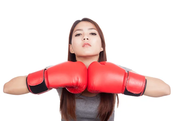 Joven mujer asiática con guante de boxeo rojo — Foto de Stock