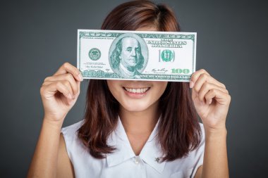 Güzel Asyalı kız yakın bir 100 dolarlık banknot gözleriyle