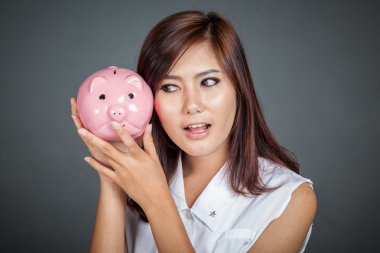 Güzel Asyalı kız merak ediyorum ne kadar para domuz para kutusunda