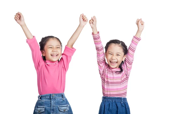 Aziatische tweelingzusjes erg blij opstaan handen — Stockfoto