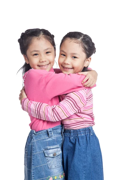 Asiática gemela hermanas abrazarse mutuamente con amor — Foto de Stock