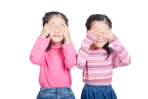 Asiático irmãs gêmeas fechar os olhos — Fotografia de Stock