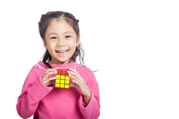 Asiatique intelligent petite fille tenir cube et rire — Photo