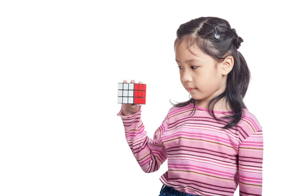 Asiática inteligente niña hold cubo y riendo — Foto de Stock