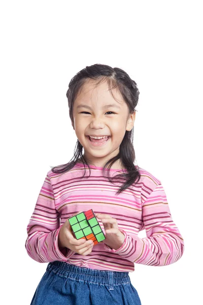 Asiática inteligente niña hold cubo y riendo — Foto de Stock