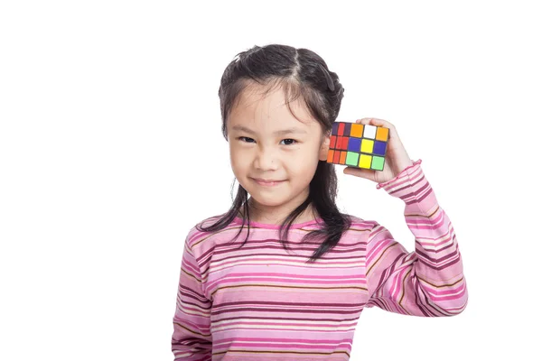 Asiática inteligente niña hold cubo y riendo —  Fotos de Stock