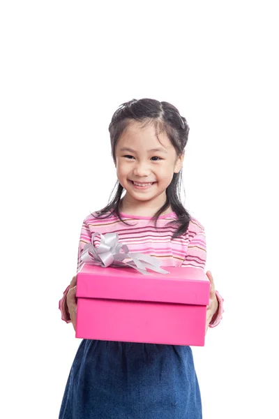 Азиатская маленькая девочка держит подарочную коробку — стоковое фото