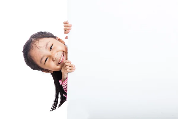 Asiatisches kleines Mädchen guckt hinter leere Plakatwand — Stockfoto