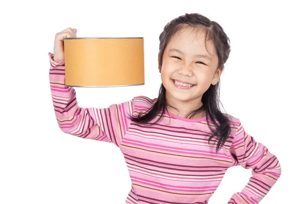 Asiático menina segurar um grande balde e sorriso — Fotografia de Stock