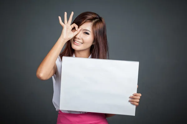 Asian girl hold blank sign show OK sign at her eye — Stock Photo, Image