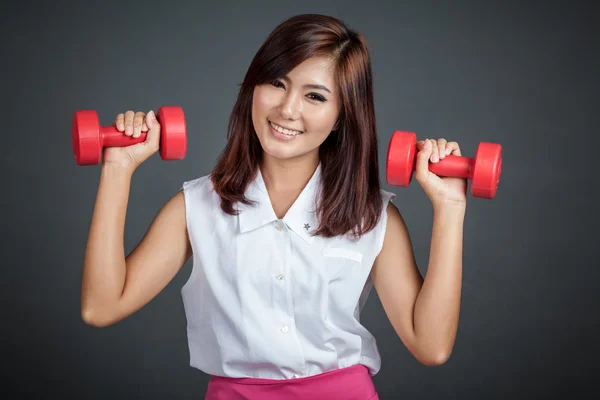 Asiatique fille tenir rouge haltère avec les deux main — Photo