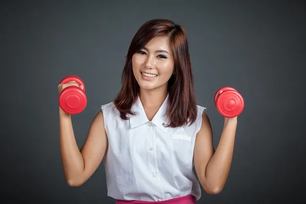 Saludable asiática chica hold dumbbells con ambos mano — Foto de Stock