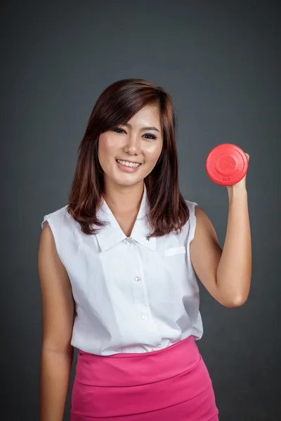 Saludable asiática chica hold un dumbbell y sonrisa — Foto de Stock