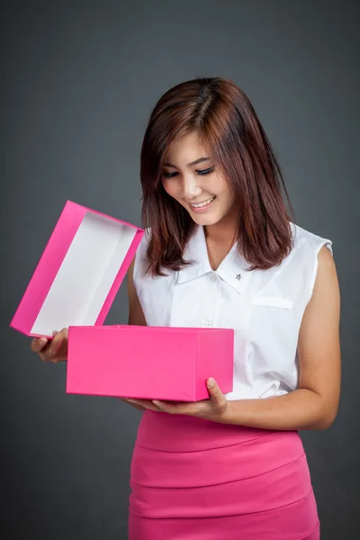 美丽的亚洲女孩打开粉红色礼品盒和微笑 — 图库照片