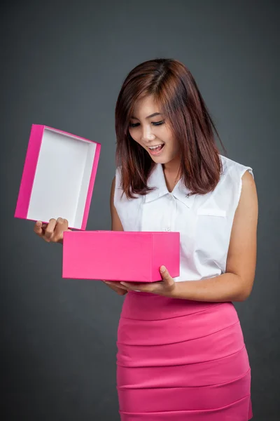 美丽的亚洲女孩惊喜打开一个粉红色的礼物盒 — 图库照片