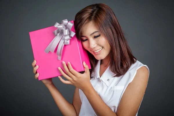 Beautiful Asian girl love a gift box — Stock Photo, Image