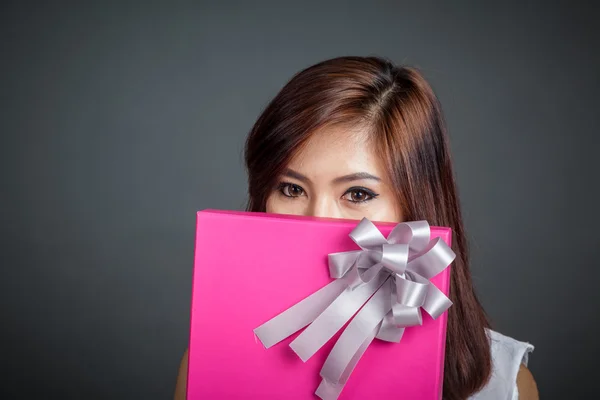 Close up beautiful Asian girl with a gift box — Stock Photo, Image