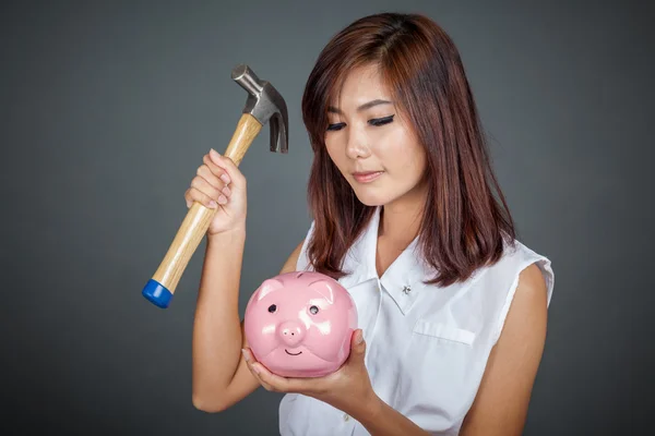 Menina asiática bonita prestes a bater caixa de dinheiro com martelo — Fotografia de Stock