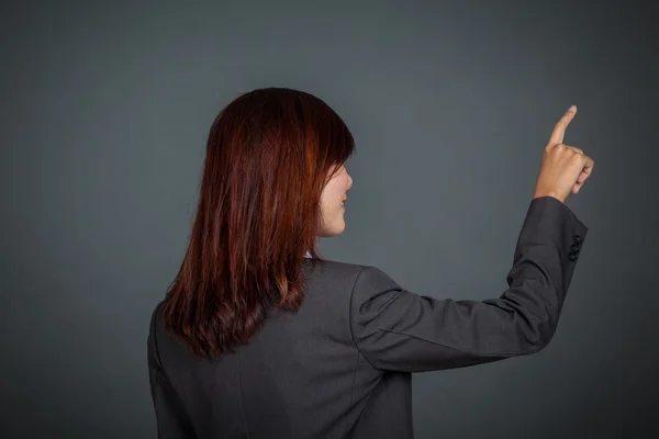 Vue latérale de la femme d'affaires asiatique touchant l'écran — Photo