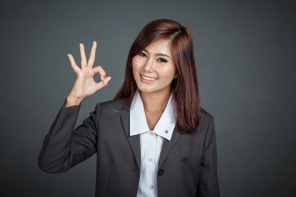 Azjatycki biznes kobieta Pokaż znak Ok — Zdjęcie stockowe