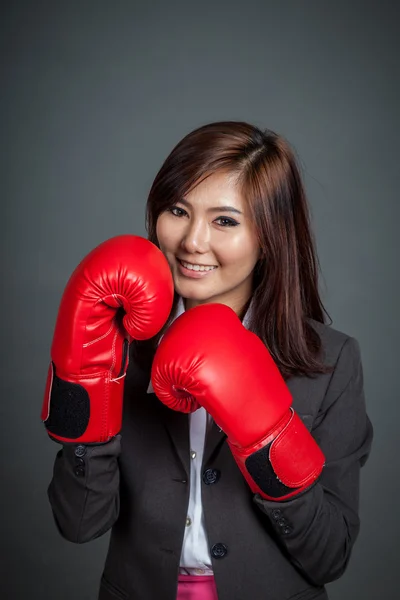 Asiatique femme d'affaires garde avec gant de boxe — Photo