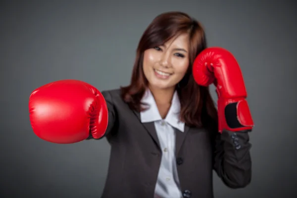 Asiática mujer de negocios ponche con guante de boxeo se centran en el guante —  Fotos de Stock