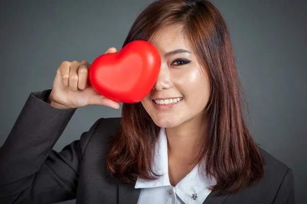 Primer plano asiático mujer de negocios cerrar su ojo con rojo corazón — Foto de Stock