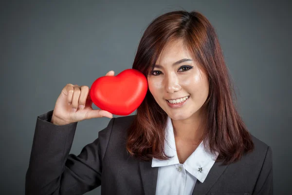 Gros plan Asiatique femme d'affaires heureux et sourire avec coeur rouge — Photo