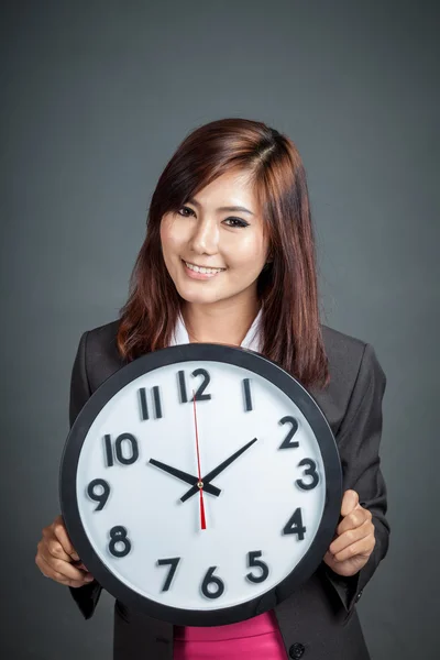 Asian businesswoman hold a clock and smile — Stock Photo, Image