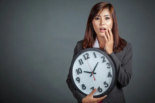 Asiatische Geschäftsfrau überrascht halten eine Uhr — Stockfoto