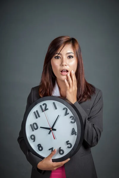 Asiática mujer de negocios sorprendida celebrar un reloj — Foto de Stock